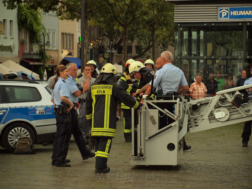 2 Denkmalkletterer hielten Feuerwehr und Polizei in Trapp Koeln Heumarkt P199.JPG